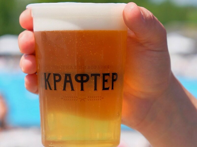 Здесь, у самой кромки бассейна