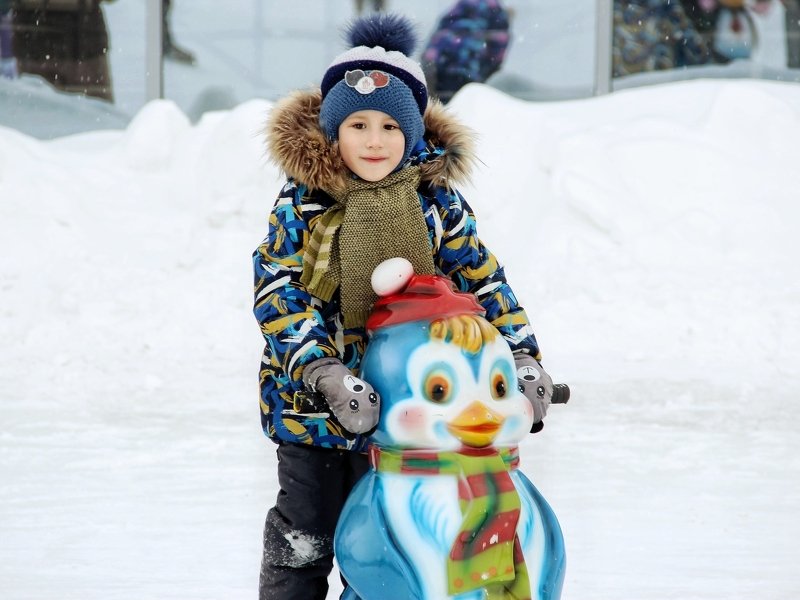 Парк укрылся первым снегом.