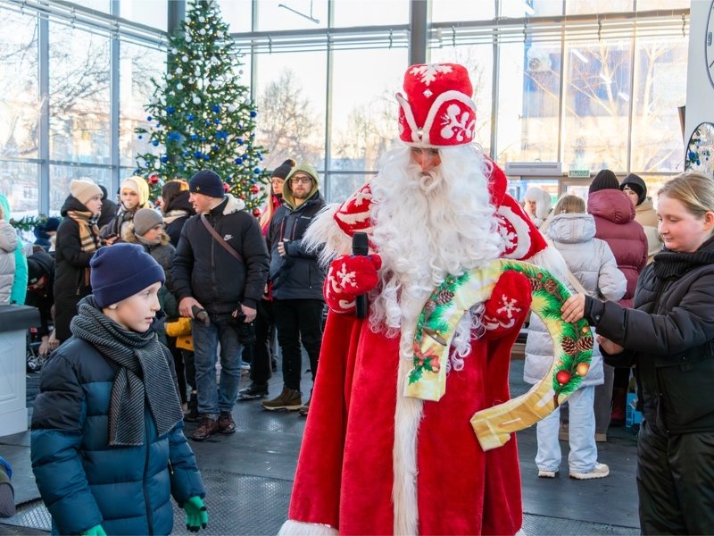 Дед мороз со снегурочкой на катке