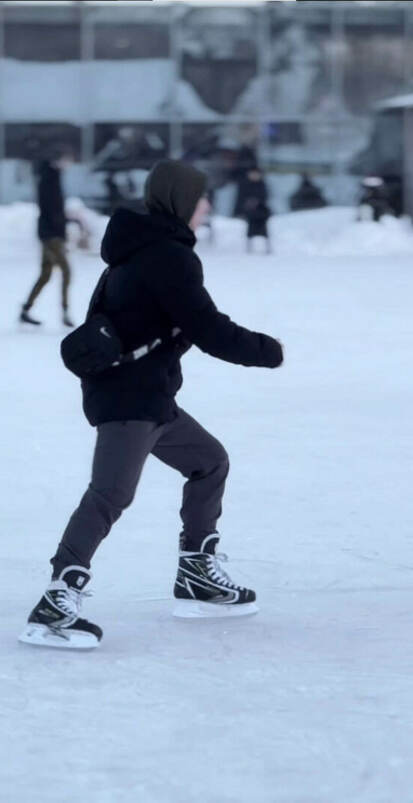 Вечер можно провести как обычно, а можно на катке Арлекино Лёд.